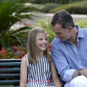 L'infante Sofia et son père Felipe, bien complices... Le roi Felipe VI et la reine Letizia d'Espagne ont posé pour la presse avec leurs filles Leonor, princesse des Asturies (robe écrue et bleu marine) et l'infante Sofia (robe à rayures) dans les jardins du palais de Marivent à Palma de Majorque le 4 août 2016 à l'occasion de leurs vacances d'été.