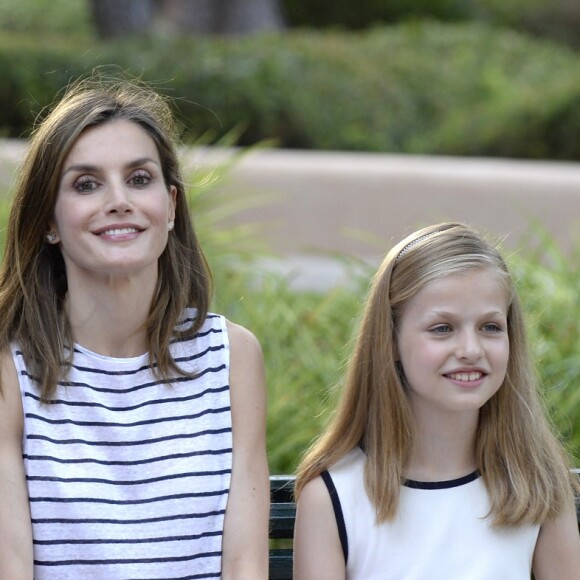 Le roi Felipe VI et la reine Letizia d'Espagne ont posé pour la presse avec leurs filles Leonor, princesse des Asturies (robe écrue et bleu marine) et l'infante Sofia (robe à rayures) dans les jardins du palais de Marivent à Palma de Majorque le 4 août 2016 à l'occasion de leurs vacances d'été.