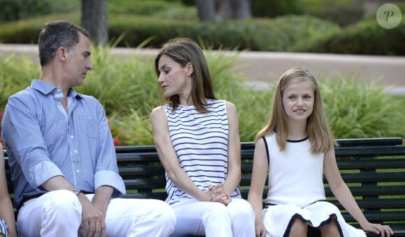 Letizia et Leonor, côte à côte. Le roi Felipe VI et la reine Letizia d'Espagne ont posé pour la presse avec leurs filles Leonor, princesse des Asturies (robe écrue et bleu marine) et l'infante Sofia (robe à rayures) dans les jardins du palais de Marivent à Palma de Majorque le 4 août 2016 à l'occasion de leurs vacances d'été.