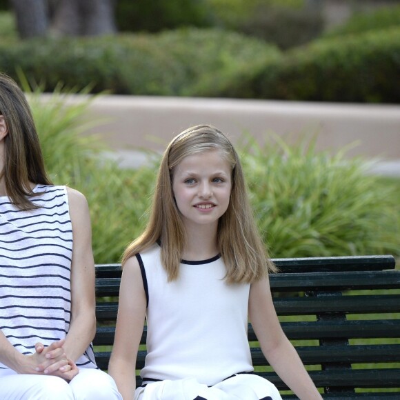 Letizia et Leonor, côte à côte. Le roi Felipe VI et la reine Letizia d'Espagne ont posé pour la presse avec leurs filles Leonor, princesse des Asturies (robe écrue et bleu marine) et l'infante Sofia (robe à rayures) dans les jardins du palais de Marivent à Palma de Majorque le 4 août 2016 à l'occasion de leurs vacances d'été.