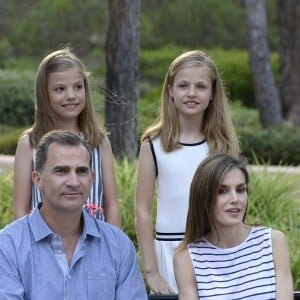 Le roi Felipe VI et la reine Letizia d'Espagne ont posé pour la presse avec leurs filles Leonor, princesse des Asturies (robe écrue et bleu marine) et l'infante Sofia (robe à rayures) dans les jardins du palais de Marivent à Palma de Majorque le 4 août 2016 à l'occasion de leurs vacances d'été.