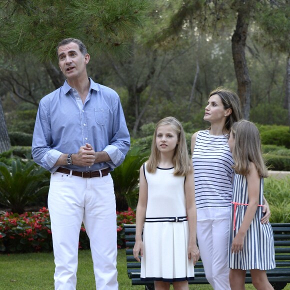 Le roi Felipe VI et la reine Letizia d'Espagne ont posé pour la presse avec leurs filles Leonor, princesse des Asturies (robe écrue et bleu marine) et l'infante Sofia (robe à rayures) dans les jardins du palais de Marivent à Palma de Majorque le 4 août 2016 à l'occasion de leurs vacances d'été.