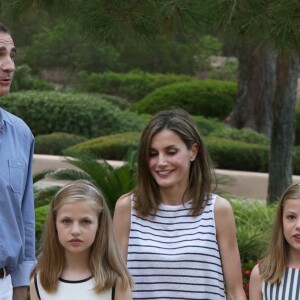 Le roi Felipe VI et la reine Letizia d'Espagne ont posé pour la presse avec leurs filles Leonor, princesse des Asturies (robe écrue et bleu marine) et l'infante Sofia (robe à rayures) dans les jardins du palais de Marivent à Palma de Majorque le 4 août 2016 à l'occasion de leurs vacances d'été.