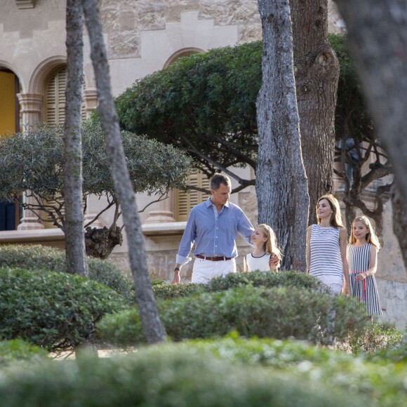 Le roi Felipe VI et la reine Letizia d'Espagne ont posé pour la presse avec leurs filles Leonor, princesse des Asturies (robe écrue et bleu marine) et l'infante Sofia (robe à rayures) dans les jardins du palais de Marivent à Palma de Majorque le 4 août 2016 à l'occasion de leurs vacances d'été.