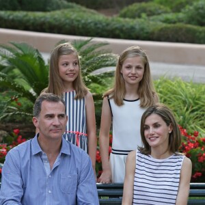 Le roi Felipe VI et la reine Letizia d'Espagne ont posé pour la presse avec leurs filles Leonor, princesse des Asturies (robe écrue et bleu marine) et l'infante Sofia (robe à rayures) dans les jardins du palais de Marivent à Palma de Majorque le 4 août 2016 à l'occasion de leurs vacances d'été.