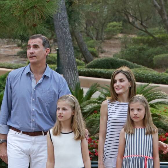 Le roi Felipe VI et la reine Letizia d'Espagne ont posé pour la presse avec leurs filles Leonor, princesse des Asturies (robe écrue et bleu marine) et l'infante Sofia (robe à rayures) dans les jardins du palais de Marivent à Palma de Majorque le 4 août 2016 à l'occasion de leurs vacances d'été.