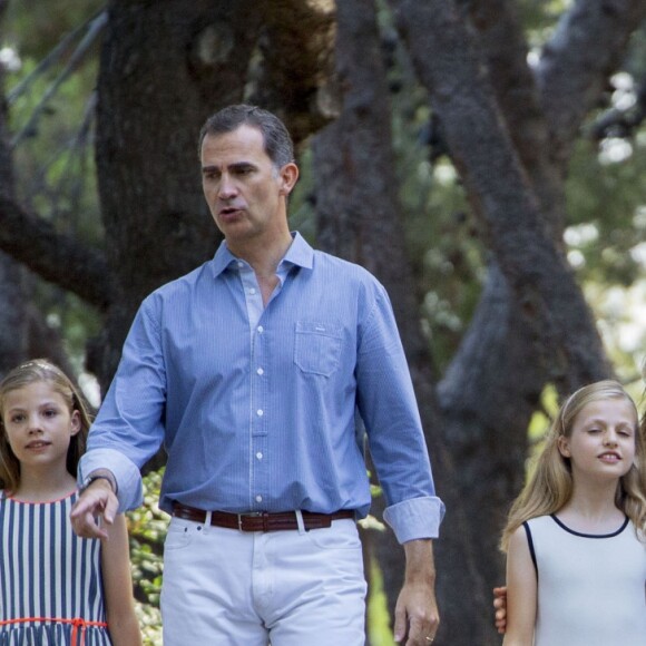 Le roi Felipe VI et la reine Letizia d'Espagne ont posé pour la presse avec leurs filles Leonor, princesse des Asturies (robe écrue et bleu marine) et l'infante Sofia (robe à rayures) dans les jardins du palais de Marivent à Palma de Majorque le 4 août 2016 à l'occasion de leurs vacances d'été.