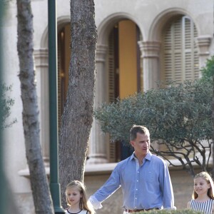 Le roi Felipe VI et la reine Letizia d'Espagne ont posé pour la presse avec leurs filles Leonor, princesse des Asturies (robe écrue et bleu marine) et l'infante Sofia (robe à rayures) dans les jardins du palais de Marivent à Palma de Majorque le 4 août 2016 à l'occasion de leurs vacances d'été.