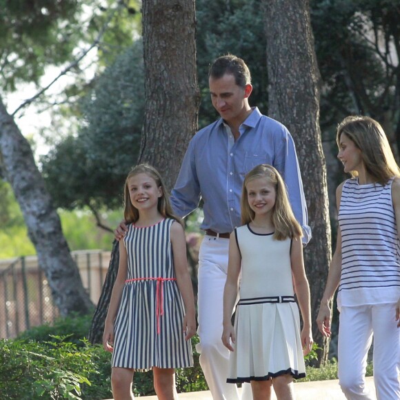 Le roi Felipe VI et la reine Letizia d'Espagne ont posé pour la presse avec leurs filles Leonor, princesse des Asturies (robe écrue et bleu marine) et l'infante Sofia (robe à rayures) dans les jardins du palais de Marivent à Palma de Majorque le 4 août 2016 à l'occasion de leurs vacances d'été.