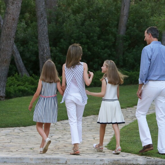 Le roi Felipe VI et la reine Letizia d'Espagne ont posé pour la presse avec leurs filles Leonor, princesse des Asturies (robe écrue et bleu marine) et l'infante Sofia (robe à rayures) dans les jardins du palais de Marivent à Palma de Majorque le 4 août 2016 à l'occasion de leurs vacances d'été.