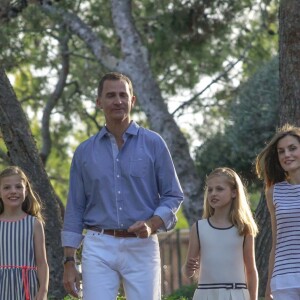 Le roi Felipe VI et la reine Letizia d'Espagne ont posé pour la presse avec leurs filles Leonor, princesse des Asturies (robe écrue et bleu marine) et l'infante Sofia (robe à rayures) dans les jardins du palais de Marivent à Palma de Majorque le 4 août 2016 à l'occasion de leurs vacances d'été.