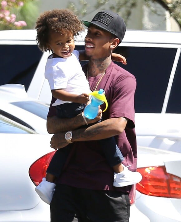 Le rappeur Tyga prend de l'essence avec son fils Cairo Stevenson à Los Angeles, le 16 août 2015.