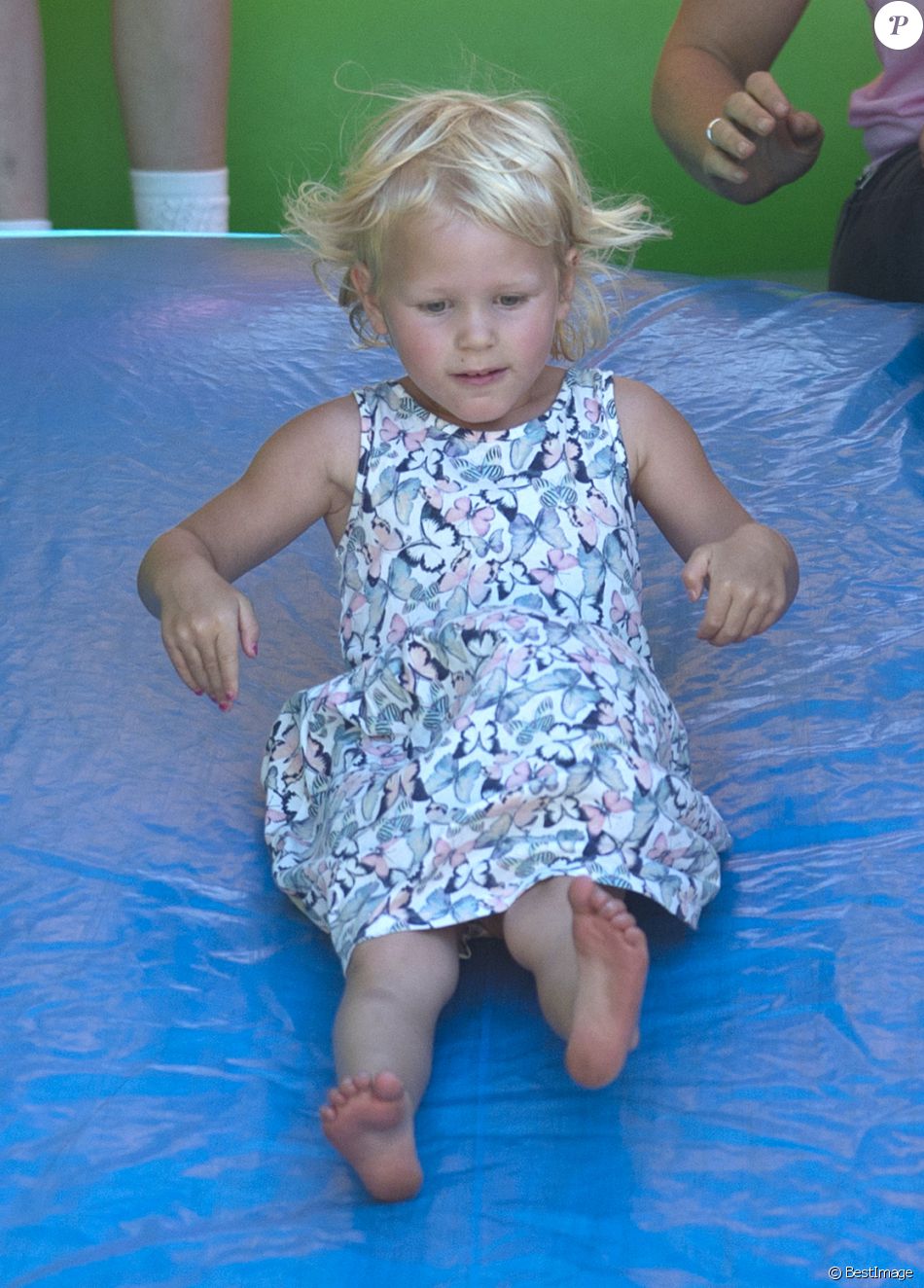 Isla Phillips sur un toboggan au British Festival of Eventing à