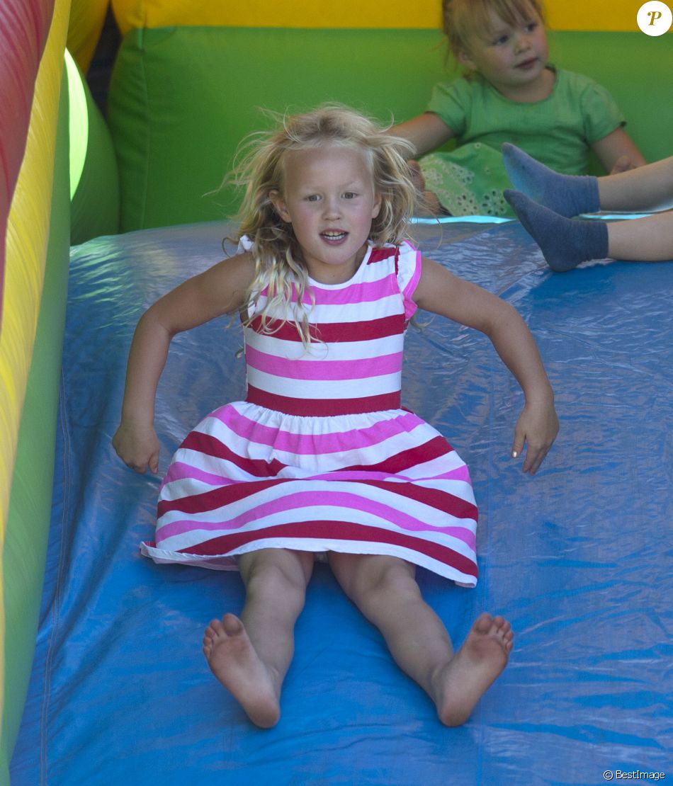 Savannah Phillips sur un toboggan au British Festival of Eventing à