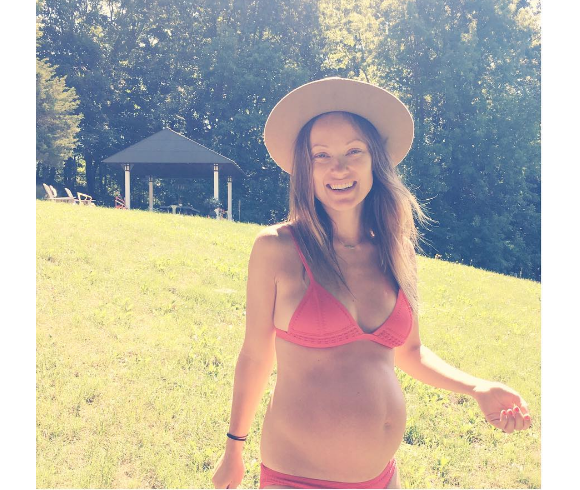 Olivia Wilde affiche son baby bump au nom du "Bump Day", qui a lieu aux Etats-Unis le 3 août.