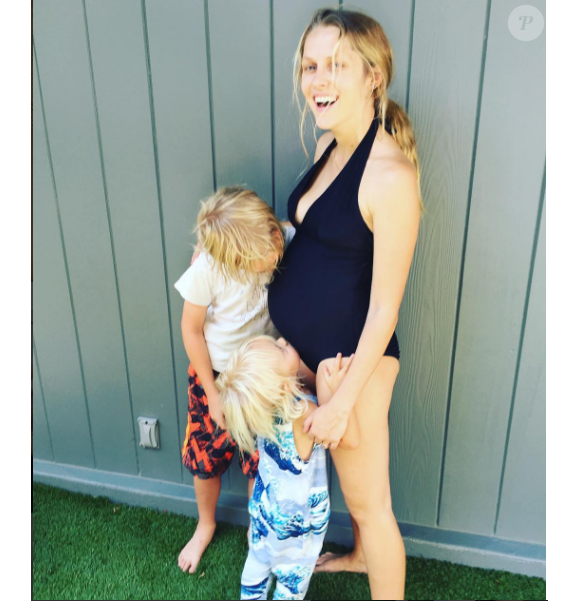 Teresa Palmer affiche son baby bump au nom du "Bump Day", qui a lieu aux Etats-Unis le 3 août.