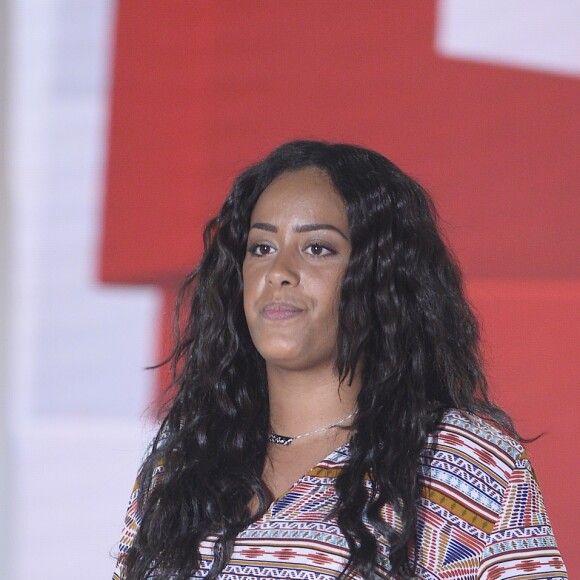 Amel Bent lors de l'enregistrement de l'émission "Vivement Dimanche" à Paris le 25 Mars 2015.