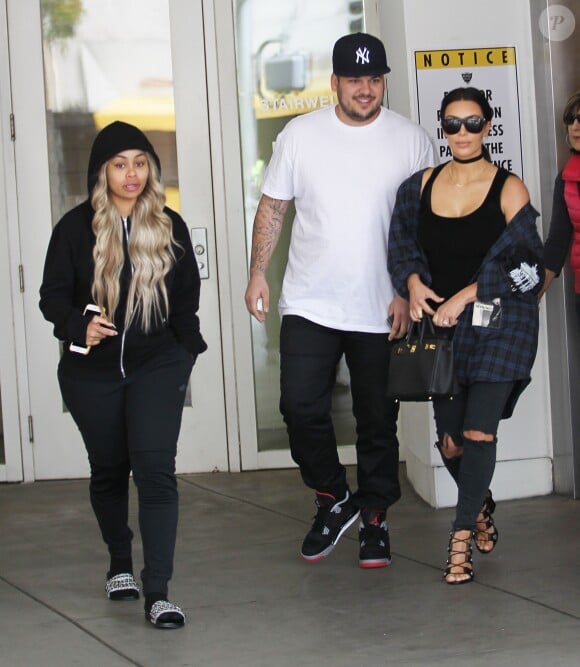 Kim Kardashian est allée déjeuner avec son frère Rob Kardashian et sa fiancée Blac Chyna à Beverly Hills, le 26 avril 2016