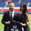 Jesé Rodriguez et sa compagne Aurah Ruiz ( mannequin et elle a participé à l'émission de télé-réalité MYHYV ('Mujeres y hombres y viceversa')) - Jesé Rodriguez, la nouvelle recrue de l'équipe de football du PSG (Paris Saint-Germain Football Club), présenté lors d'une conférence de presse au stade du Parc des Princes à Paris, le 8 août 2016. © Marc Ausset-Lacroix/Bestimage