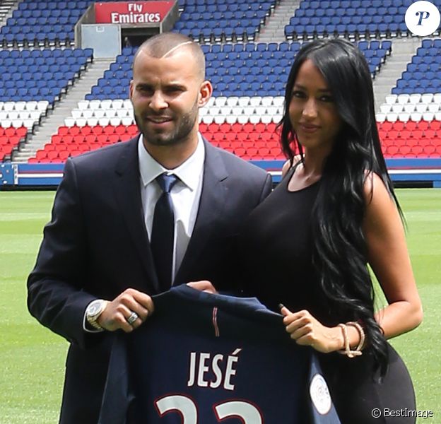 Jesé Rodriguez et sa compagne Aurah Ruiz ( mannequin et elle a participé à l'émission de télé-réalité MYHYV ('Mujeres y hombres y viceversa')) - Jesé Rodriguez, la nouvelle recrue de l'équipe de football du PSG (Paris Saint-Germain Football Club), présenté lors d'une conférence de presse au stade du Parc des Princes à Paris, le 8 août 2016. © Marc Ausset-Lacroix/Bestimage