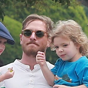 Will Kopelman, l'ex mari de Drew Barrymore, est allé déjeuner avec ses enfants Olive et Frankie à West Hollywood, le 28 juin 2016