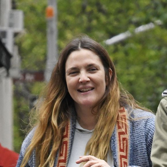 Drew Barrymore se promène avec ses enfants Olive et Frankie à New York le 7 mai 2016.