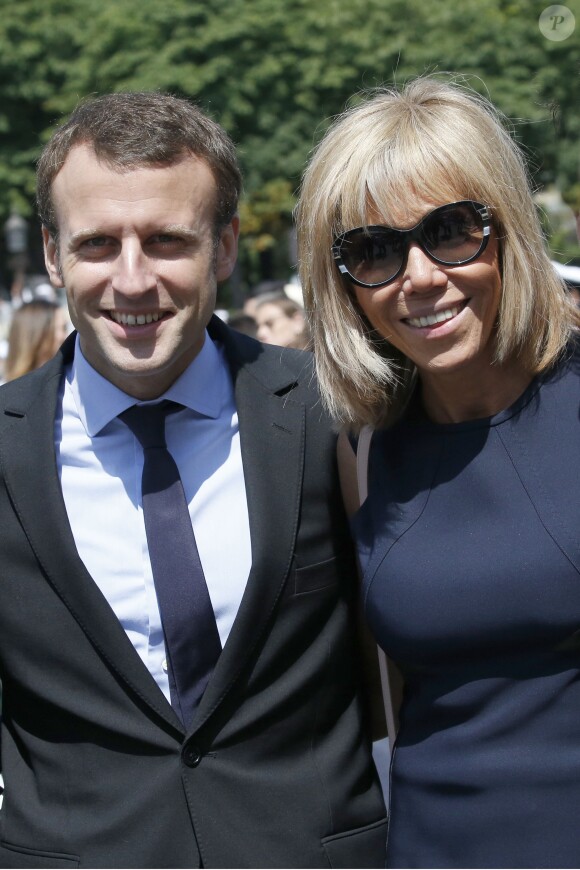 Le ministre de l'économie, de l'industrie et du numérique Emmanuel Macron et sa femme Brigitte Trogneux assistent au défilé du 14 juillet 2016, place de la Concorde, à Paris, le 14 juillet 2016. © Alain Guizard/Bestimage