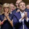 Emmanuel Macron et sa femme Brigitte Trogneux durant le premier meeting du rassemblement "En Marche" à la Mutualité à Paris, France, le 12 juillet 2016. © Stéphane Allaman/BestImage