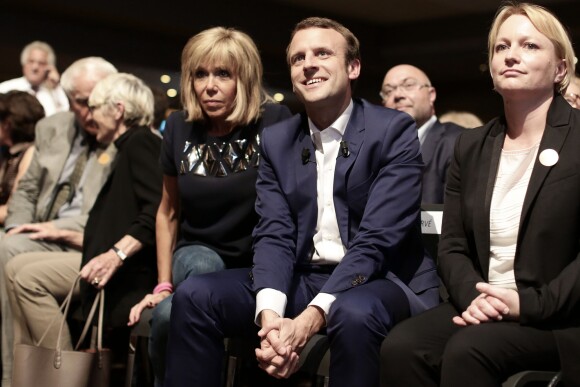 Emmanuel Macron et sa femme Brigitte Trogneux durant le premier meeting du rassemblement "En Marche" à la Mutualité à Paris, France, le 12 juillet 2016. © Stéphane Lemouton/BestImage