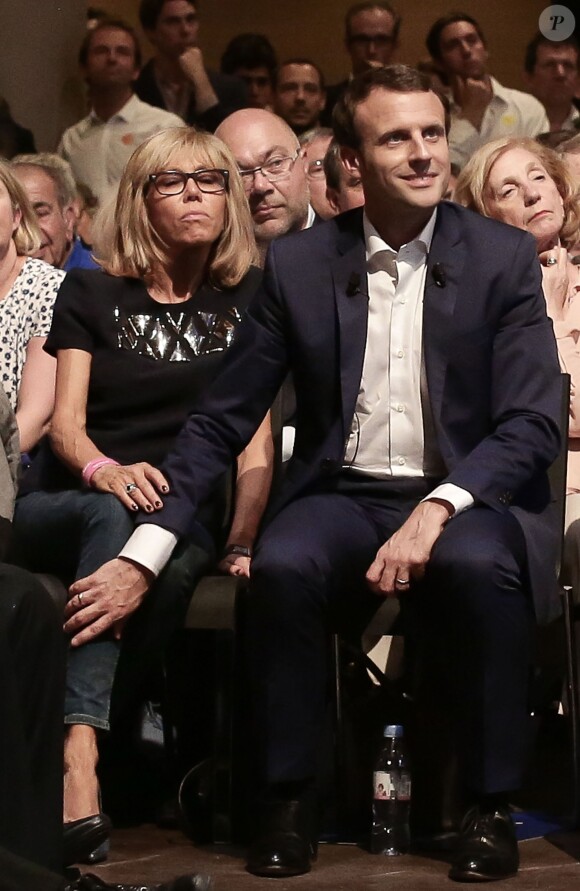 Emmanuel Macron et sa femme Brigitte Trogneux et Gérard Collomb durant le premier meeting du rassemblement "En Marche" à la Mutualité à Paris, France, le 12 juillet 2016. © Stéphane Lemouton/BestImage