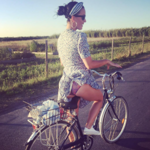 Le vent soulève la jupe de Katy Perry et dévoile sa culotte tandis qu'elle fait du vélo à l'Ile de Ré. Photo publiée sur Instagram, le 10 août 2016