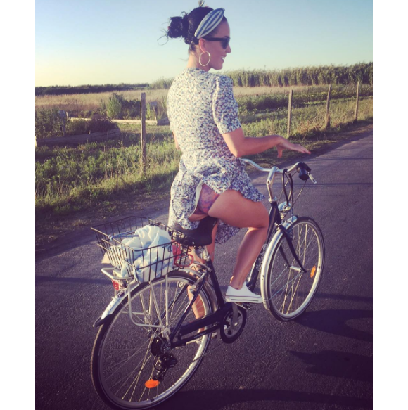 Le vent soulève la jupe de Katy Perry et dévoile sa culotte tandis qu'elle fait du vélo à l'Ile de Ré. Photo publiée sur Instagram, le 10 août 2016