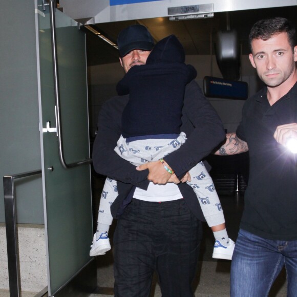 Orlando Bloom avec son fils Flynn et sa compagne Katy Perry arrivent à l'aéroport LAX de Los Angeles, Californie, Etats-Unis, le 9 août 2016