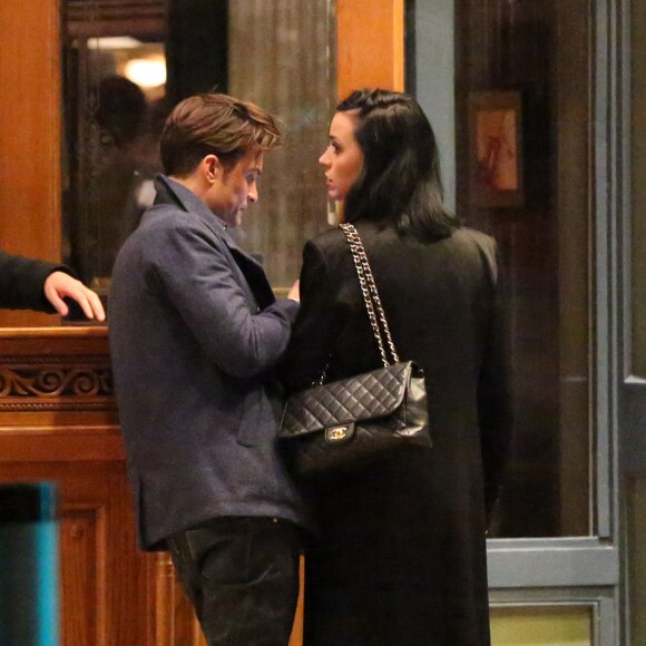 Exclusif - Prix spécial - Le couple Katy Perry et Orlando Bloom arrivent à leur hôtel ‘Jerome' à Aspen dans le Colorado pour assister au mariage de leur amie la styliste Jamie Schneider. Katie se met des gouttes pour les yeux pour se protéger du froid sec de la montagne! Le 8 avril 2016