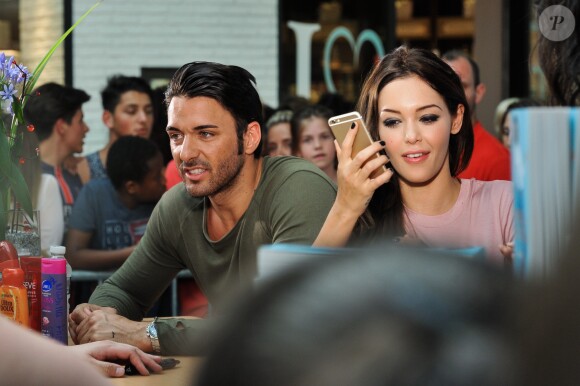 Exclusif - Nabilla Benattia dédicace son livre "Trop Vite" avec son compagnon Thomas Vergara au centre commercial "Merignac Soleil" à Bordeaux, le 26 juin 2016. © Thibaut Moritz-Patrick Bernard/Bestimage