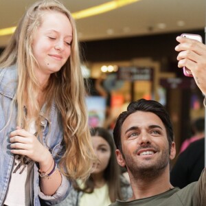 Exclusif - Nabilla Benattia dédicace son livre "Trop Vite" avec son compagnon Thomas Vergara au centre commercial "Merignac Soleil" à Bordeaux, le 26 juin 2016. © Thibaut Moritz-Patrick Bernard/Bestimage