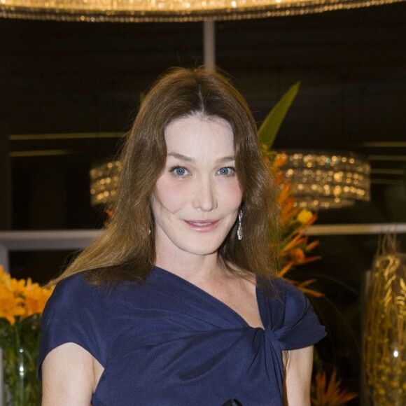 Carla Bruni Sarkozy - Dîner de gala "Mille et Une Nuits pour Mille et Un Coeurs", organisé par Dominique Ouattara dans le cadre de sa fondation "Children of Africa", qui vient en aide aux enfants d'Afrique, dans les secteurs de la santé, de l'éducation, le social et les centres subventionnés, à Abidjan. Le 11 mars 2016