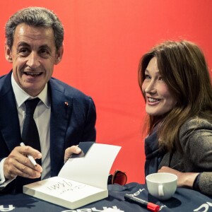 Carla Bruni-Sarkozy est venue faire une surprise à son mari Nicolas Sarkozy qui dédicace son livre "La France pour la vie" à la Fnac de Boulogne-Billancourt, le 19 février 2016.