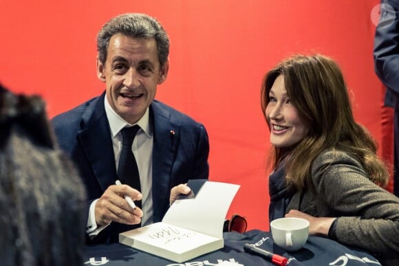 Carla Bruni-Sarkozy est venue faire une surprise à son mari Nicolas Sarkozy qui dédicace son livre "La France pour la vie" à la Fnac de Boulogne-Billancourt, le 19 février 2016.