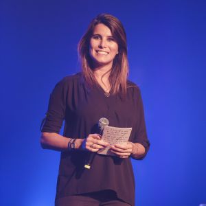 Karine Ferri (enceinte) anime le concert gratuit "RFM Music Live" à Lille. Le 28 septembre 2015