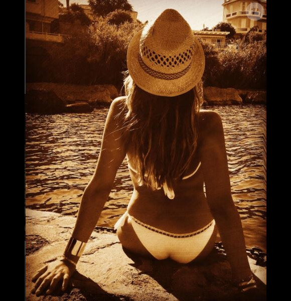 Karine Ferri divine en bikini, en vacances, août 2016