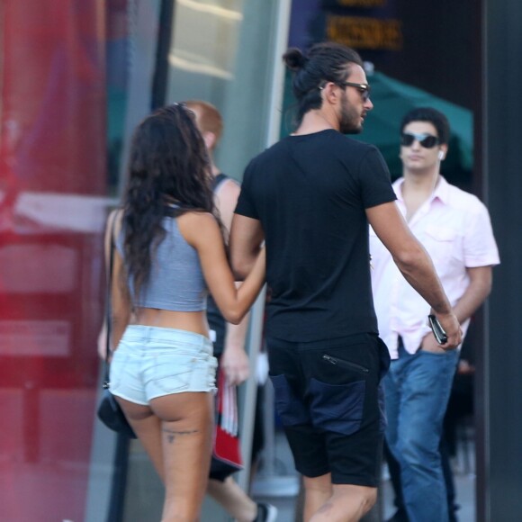 Exclusif - Nabilla Benattia et son compagnon Thomas Vergara se promenent dans les rues de Hollywood. Le 25 aout 2013