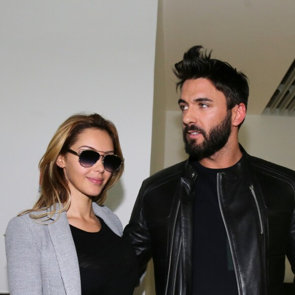 Nabilla Benattia quitte le tribunal de Nanterre avec son compagnon Thomas Vergara le 19 mai 2016. Elle est condamnée à 24 mois de prison dont 6 mois ferme pour avoir poignardé son compagnon Thomas Vergara. Le couple s'embrasse tendrement devant les caméras et sort avec le sourire.