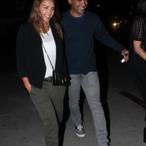 Jessica Alba et son mari Cash Warren quittent le restaurant Charcoal à Venice, le 23 juillet 2016