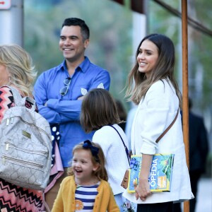 La petite Honor Warren fête son anniversaire (8 ans) avec sa soeur Haven, ses parents Jessica Alba et Cash Warren et ses grand-parents Cathrine et Mark à Beverly Hills, le 7 juin 2016