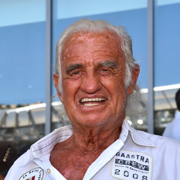 Jean-Paul Belmondo durant le recueillement au début du match de foot de Ligue 1 Nice contre Rennes en hommage aux 85 victimes de l'attentat du 14 juillet au stade Allianz Riviera à Nice, le 14 août 2016. © Bruno Bébert/Bestimage