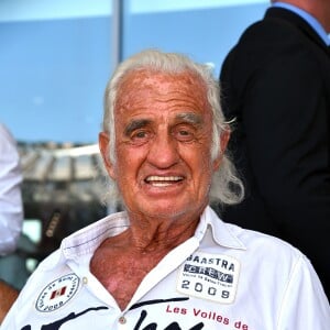 Jean-Paul Belmondo durant le recueillement au début du match de foot de Ligue 1 Nice contre Rennes en hommage aux 85 victimes de l'attentat du 14 juillet au stade Allianz Riviera à Nice, le 14 août 2016. © Bruno Bébert/Bestimage