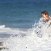 Kirstina Colonna surprise en plein shooting pour 138 Water sur la plage de Malibu, Los Angeles, le 3 août 2016.