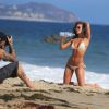 Kirstina Colonna surprise en plein shooting pour 138 Water sur la plage de Malibu, Los Angeles, le 3 août 2016.