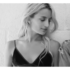 Le chanteur M. Pokora présente ses MP's, les danseuses de son album de reprises du répertoire de Claude François. Août 2016.